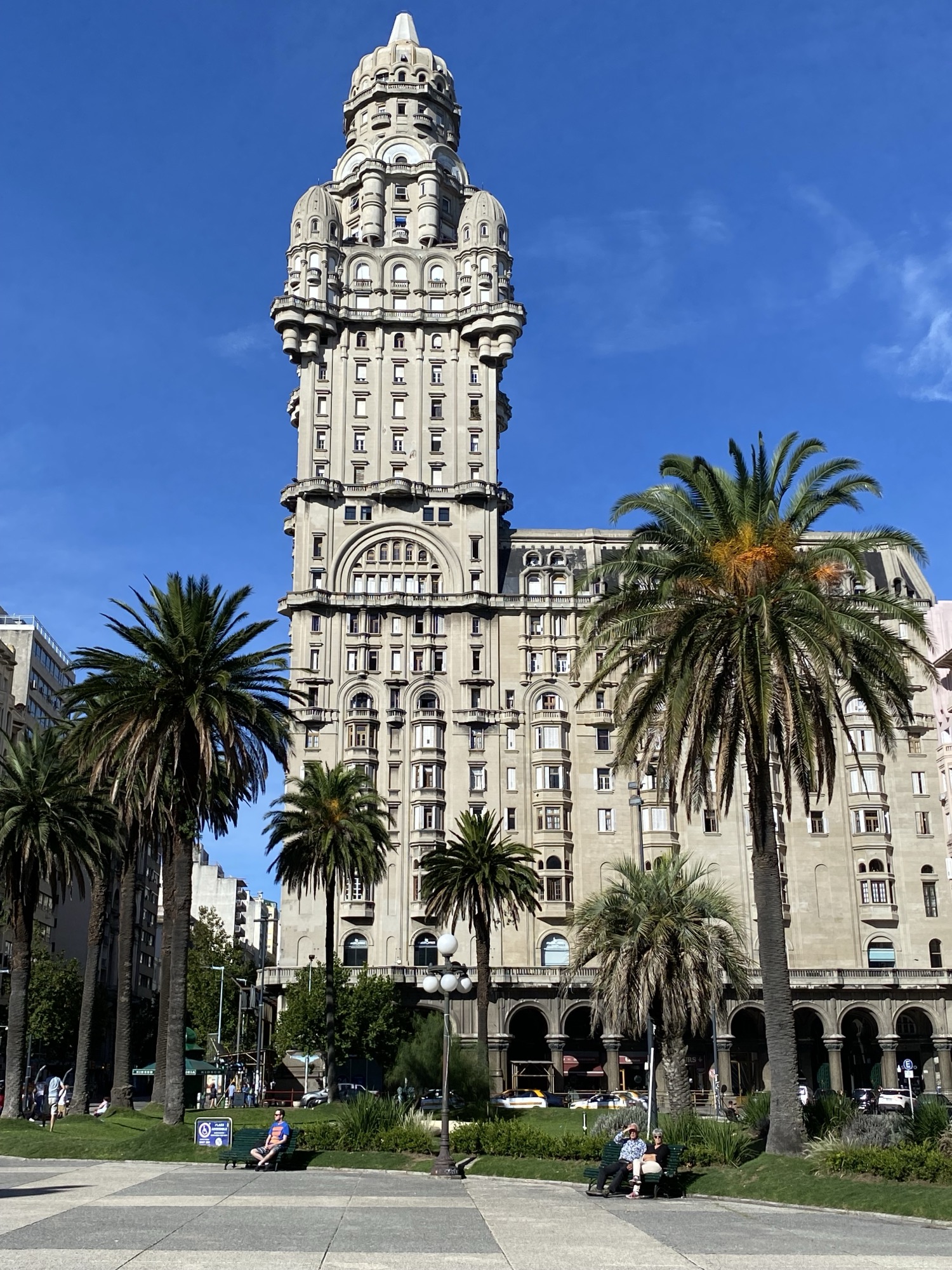 Verkenning van Palacio Salvo: Het Monumentale Hart van Montevideo